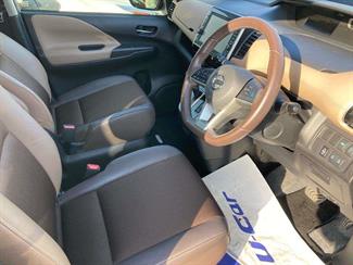 2017 Nissan Serena - Thumbnail