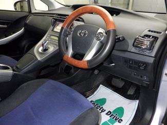2015 Toyota Prius - Thumbnail