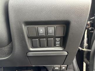 2016 Nissan Elgrand - Thumbnail