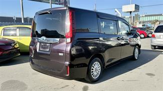 2015 Toyota Noah - Thumbnail