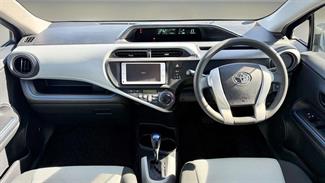 2013 Toyota Aqua - Thumbnail