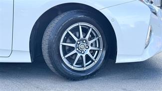 2019 Toyota Prius - Thumbnail