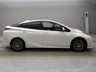 2019 Toyota Prius - Thumbnail