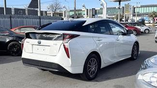 2019 Toyota Prius - Thumbnail
