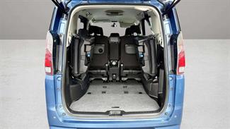 2017 Nissan Serena - Thumbnail