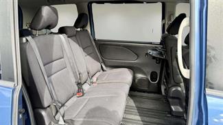 2017 Nissan Serena - Thumbnail