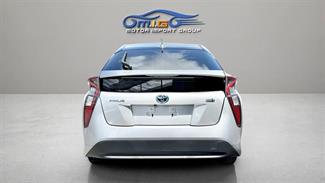 2018 Toyota Prius - Thumbnail