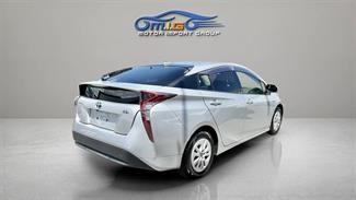 2018 Toyota Prius - Thumbnail