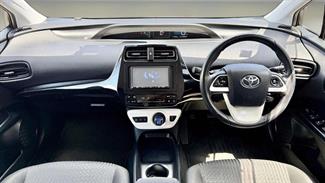 2018 Toyota Prius - Thumbnail