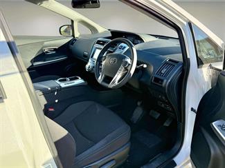 2016 Toyota Prius - Thumbnail