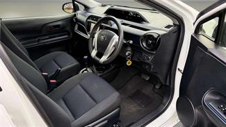 2015 Toyota Aqua - Thumbnail