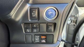 2017 Toyota Voxy - Thumbnail