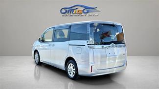 2017 Toyota Voxy - Thumbnail