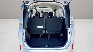 2017 Toyota Voxy - Thumbnail