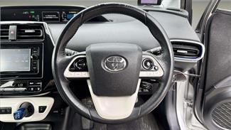 2016 Toyota Prius - Thumbnail