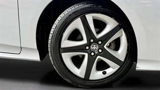 2016 Toyota Prius - Thumbnail