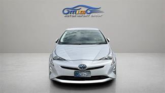 2016 Toyota Prius - Thumbnail