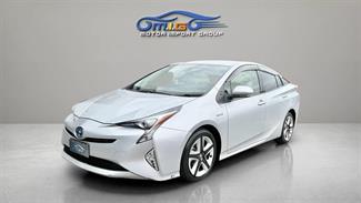 2016 Toyota Prius - Thumbnail