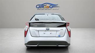 2016 Toyota Prius - Thumbnail