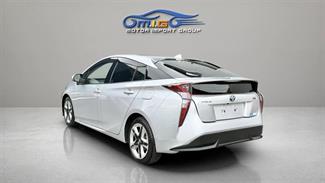 2016 Toyota Prius - Thumbnail