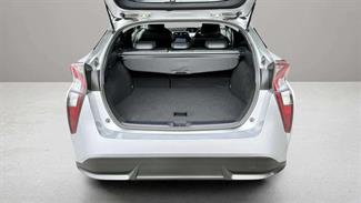 2016 Toyota Prius - Thumbnail