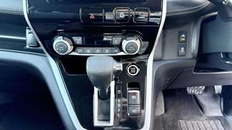 2017 Nissan Serena - Thumbnail