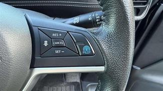2017 Nissan Serena - Thumbnail