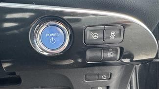 2017 Toyota Prius - Thumbnail