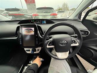 2017 Toyota Prius - Thumbnail