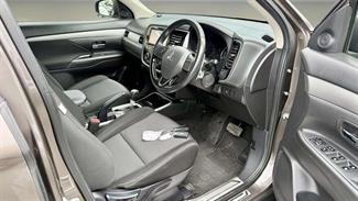 2017 Mitsubishi Outlander - Thumbnail