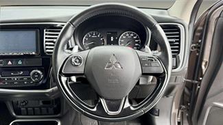 2017 Mitsubishi Outlander - Thumbnail