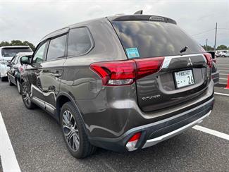 2017 Mitsubishi Outlander - Thumbnail