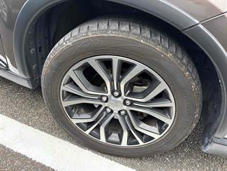 2017 Mitsubishi Outlander - Thumbnail