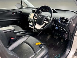 2016 Toyota Prius - Thumbnail