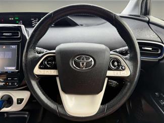 2016 Toyota Prius - Thumbnail