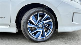 2017 Nissan Leaf - Thumbnail