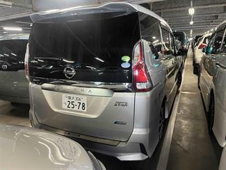 2017 Nissan Serena - Thumbnail