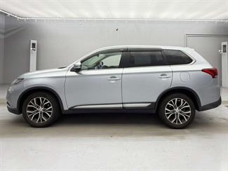 2016 Mitsubishi Outlander - Thumbnail