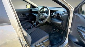 2022 Toyota YARIS - Thumbnail